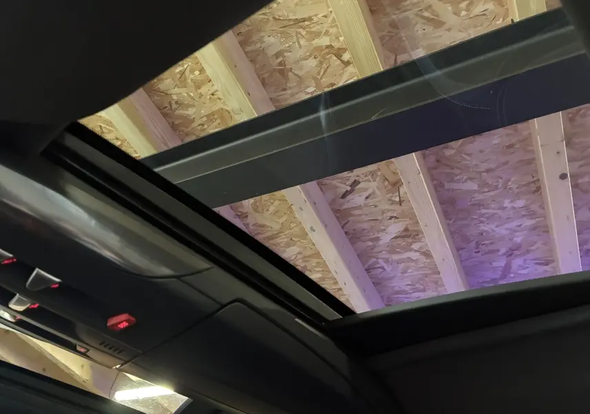 Vue intérieure du toit ouvrant panoramique du DS5 gris, mettant en valeur la finition noire et les commandes intégrées.