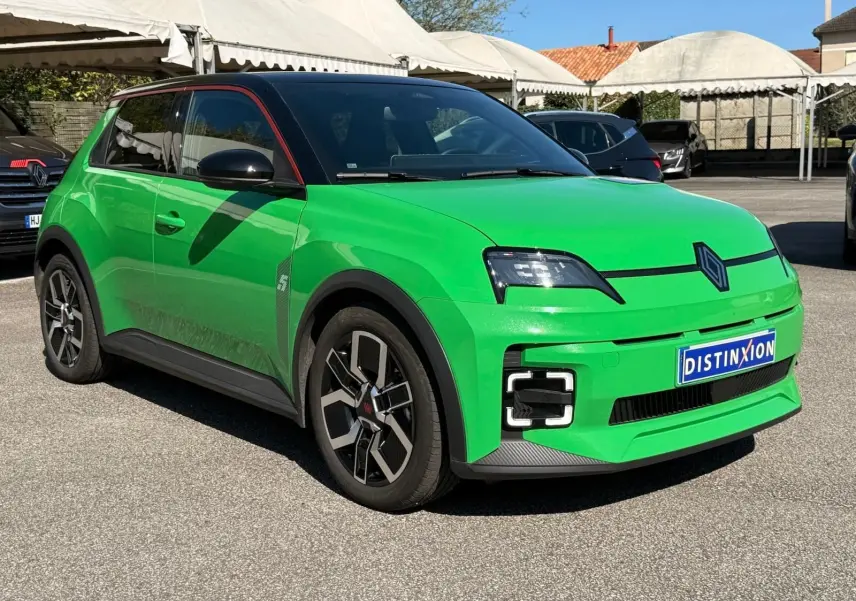 Renault R5 E-Tech électrique vert Pop vue 3/4 avant avec toit noir étoile et jonc rouge alu.
