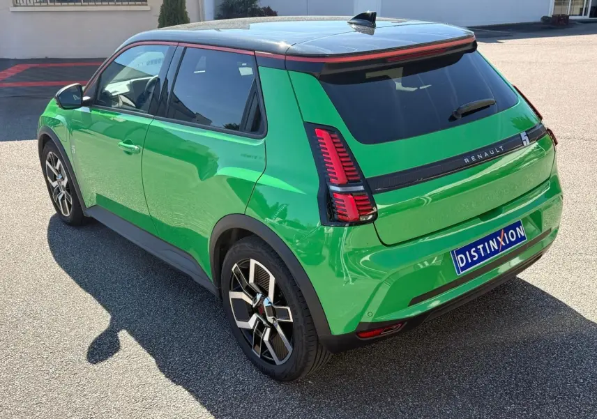 Renault R5 E-TECH électrique vert Pop vue 3/4 arrière droit avec toit noir étoile et jantes biton.