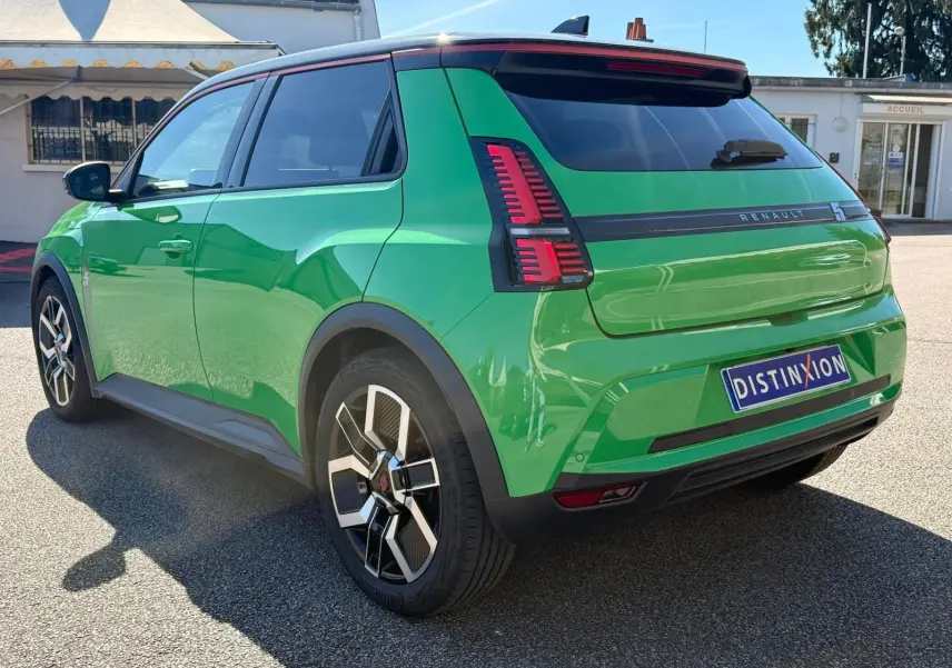 Vue 3/4 arrière gauche d'une Renault R5 E-TECH 100% électrique en vert Pop avec toit noir étoile et jantes biton.