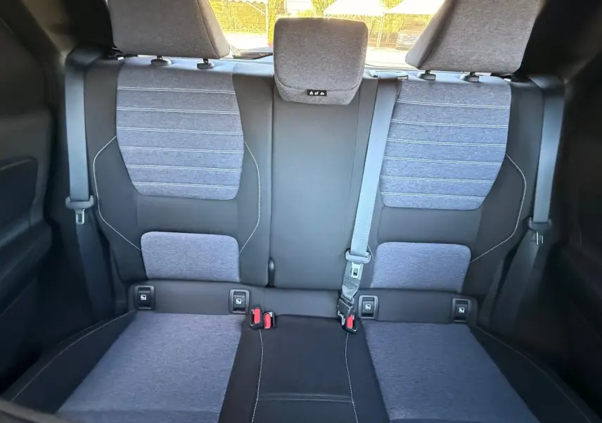 Vue intérieure sur les sièges arrière en textile gris et noir avec surpiqûres, de la Renault R5 E-TECH 100% électrique 2024.