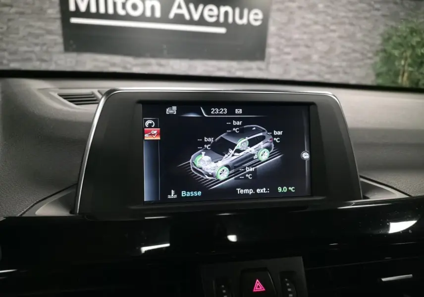 Écran central du BMW X1 xDrive 25d 2016 affichant les données de pression et température des pneus.