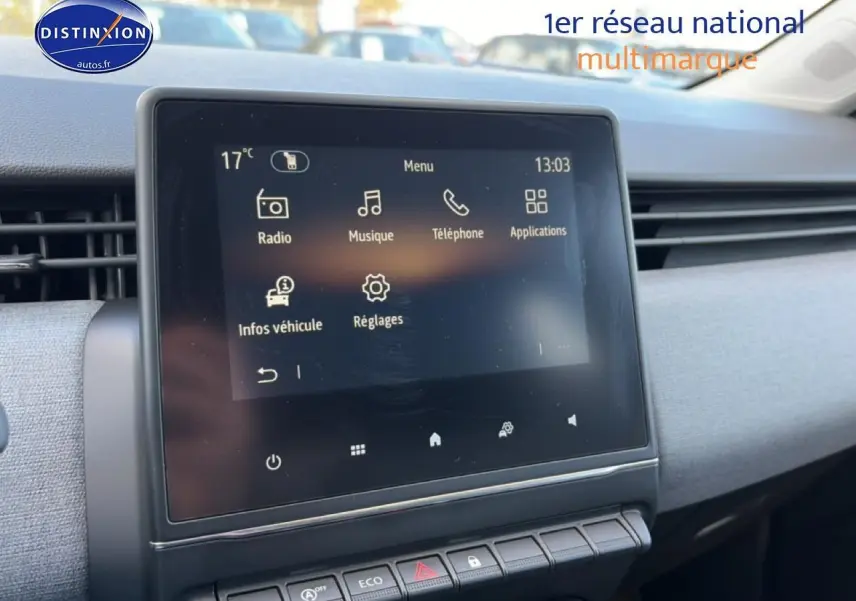 Écran tactile central affichant menu multimédia, tableau de bord gris clair de Renault Clio V 2025 essence.