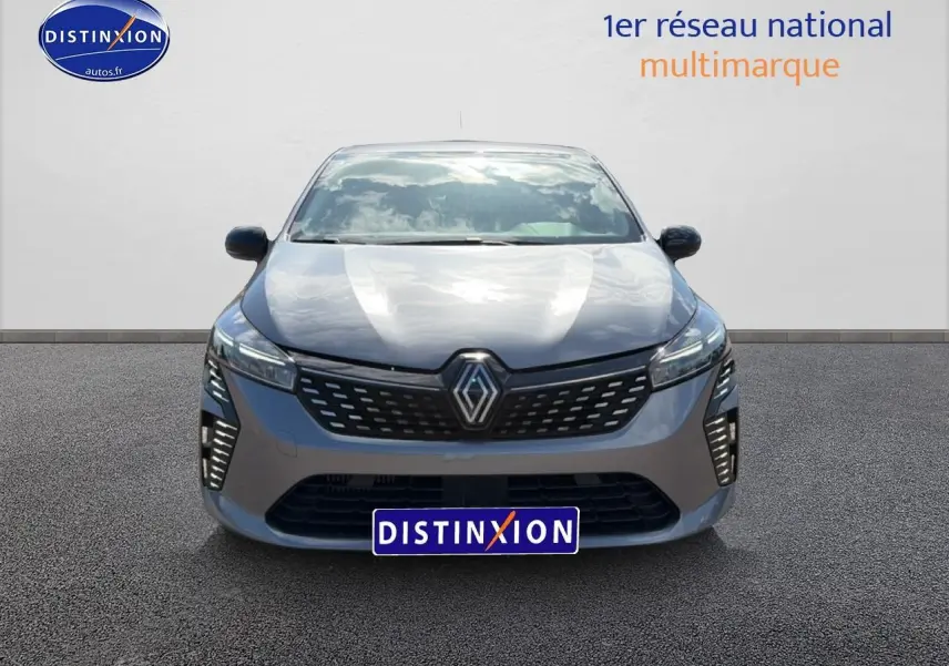 Vue frontale d'une Renault Clio V gris foncé avec calandre noire et feux LED verticaux allumés.