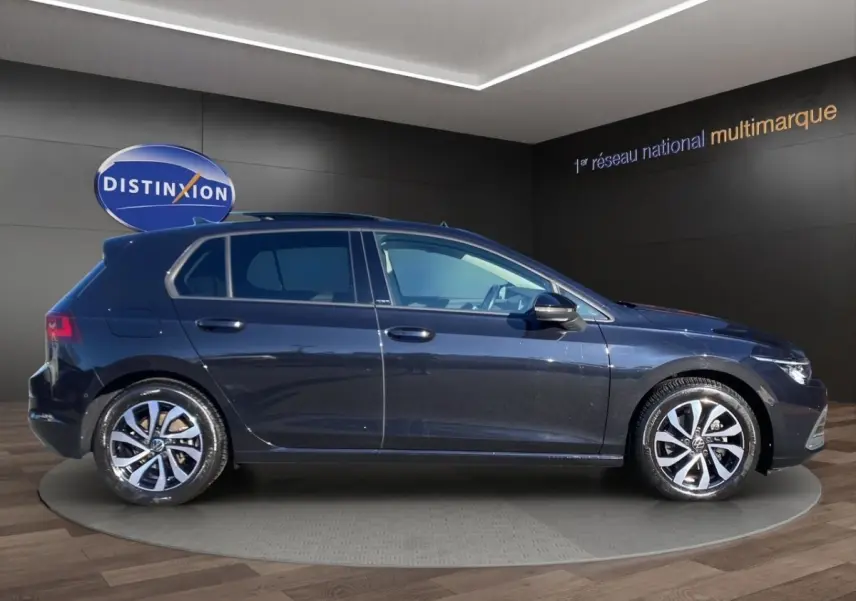 Vue latérale droite d'une Volkswagen Golf noire 2022, avec jantes alliage et toit panoramique visible.