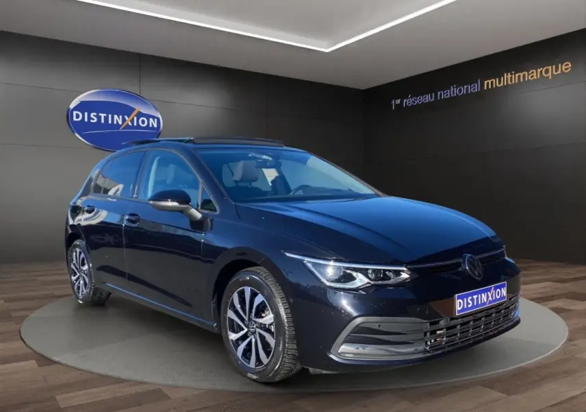Volkswagen Golf noire vue en 3/4 avant droit, avec toit panoramique et jantes alliage distinctives.
