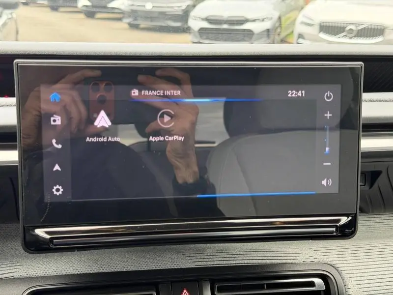 Écran tactile central de la Citroën C3 2025 noir Perla Nera, affichant Android Auto et Apple CarPlay.