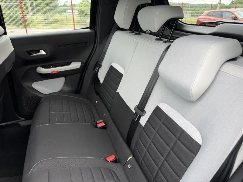 Vue intérieure arrière de la banquette bicolore gris clair et noir de la Citroën C3 2025 Noir Perla Nera.
