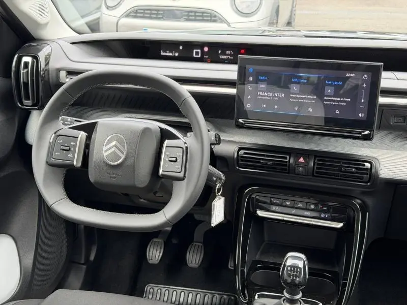 Vue intérieure du tableau de bord de la Citroën C3 1.2 Turbo 2025, volant multifonctions et écran tactile central.