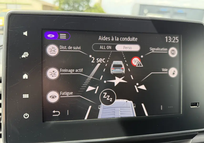 Écran tactile intérieur montrant les aides à la conduite du Renault Trafic Fourgon blanc, interface moderne et claire.