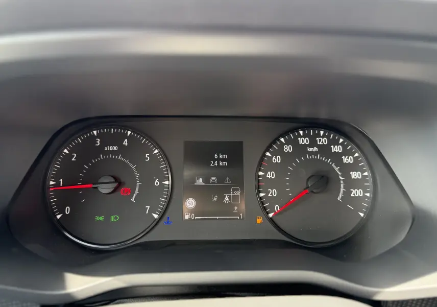 Vue rapprochée du tableau de bord du Renault Trafic Fourgon 2025, affichant compte-tours, vitesse et écran central numérique.