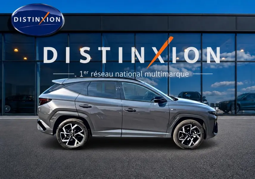 Vue latérale droite du Hyundai Tucson 1.6 T-GDI hybride N Line gris écotronique avec jantes alliage 19 pouces.