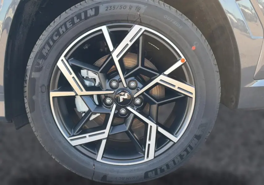 Gros plan sur la jante alliage 19 pouces noire et argentée du Hyundai Tucson gris ecotronique, version N Line.