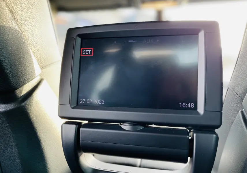 Écran de contrôle arrière noir dans l'habitacle du BMW X6 blanc, vue rapprochée du système multimédia intégré