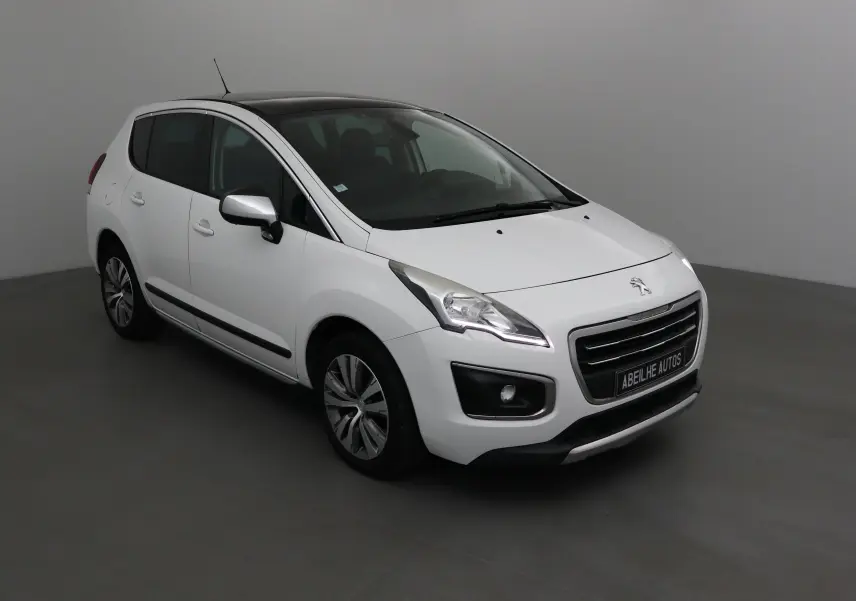 Peugeot 3008 blanc vue 3/4 avant droit avec toit noir et jantes alliage dans un studio gris.