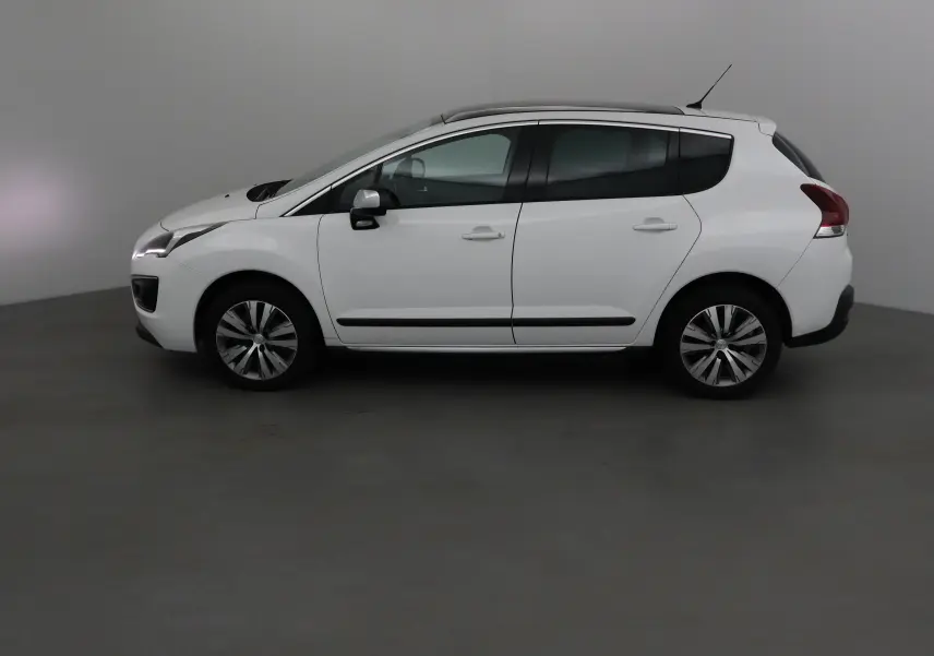 Profil côté gauche d'un Peugeot 3008 blanc de 2015 avec jantes alliage et vitres teintées sur fond neutre.
