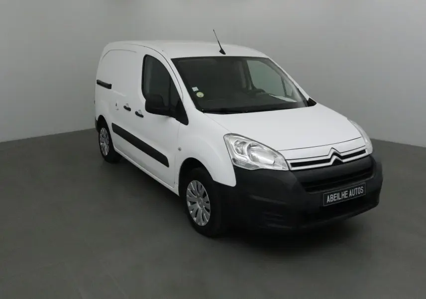 Vue 3/4 avant gauche d'un utilitaire Citroën Berlingo blanc avec pare-chocs noirs dans un studio gris.