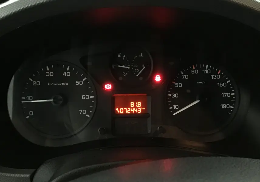 Tableau de bord éclairé du Citroën Berlingo blanc 2018 montrant compte-tours, vitesse et jauges en gros plan.