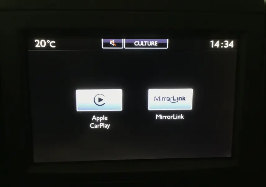 Écran tactile du système multimédia du Citroën Berlingo blanc 2018 affichant Apple CarPlay et MirrorLink.