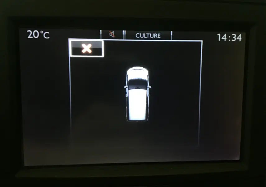 Affichage intérieur du système de navigation montrant une vue de dessus stylisée du Citroën Berlingo blanc.