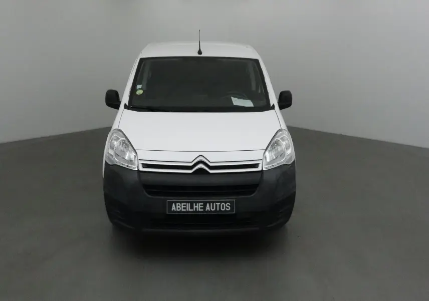 Vue frontale d'un Citroën Berlingo blanc avec pare-chocs noir et plaque Abeilhe Autos visible.