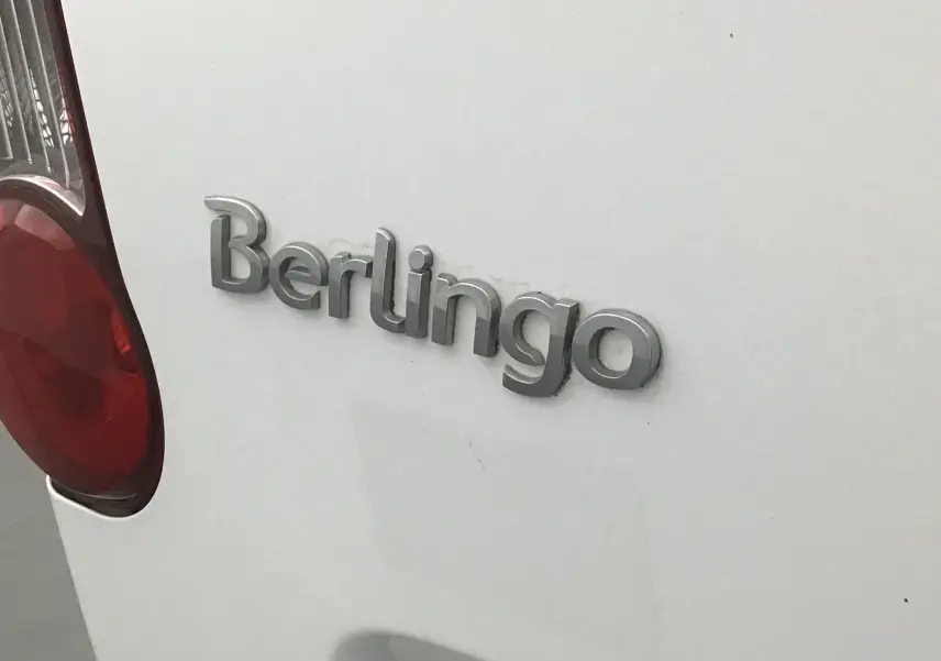 Gros plan sur l'arrière blanc d'un Citroën Berlingo 2018 avec le logo Berlingo et un feu arrière rouge visible.