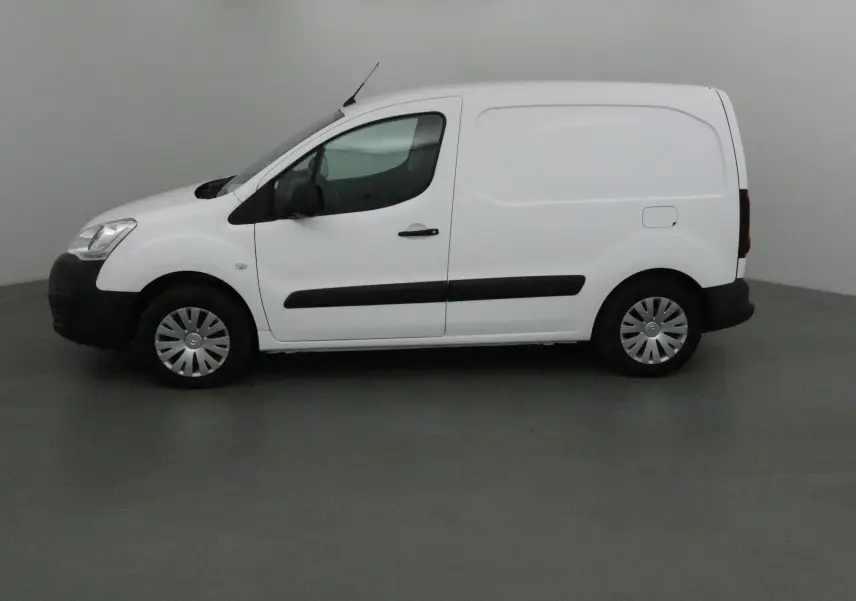 Profil côté gauche d'un utilitaire blanc Citroën Berlingo 2018 avec bande noire latérale et jantes acier.