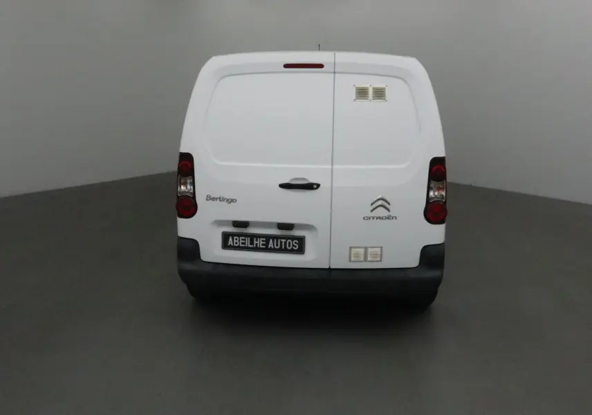 Vue arrière d'un utilitaire blanc Citroën Berlingo 2018 avec portes battantes et logo visible sur fond neutre.