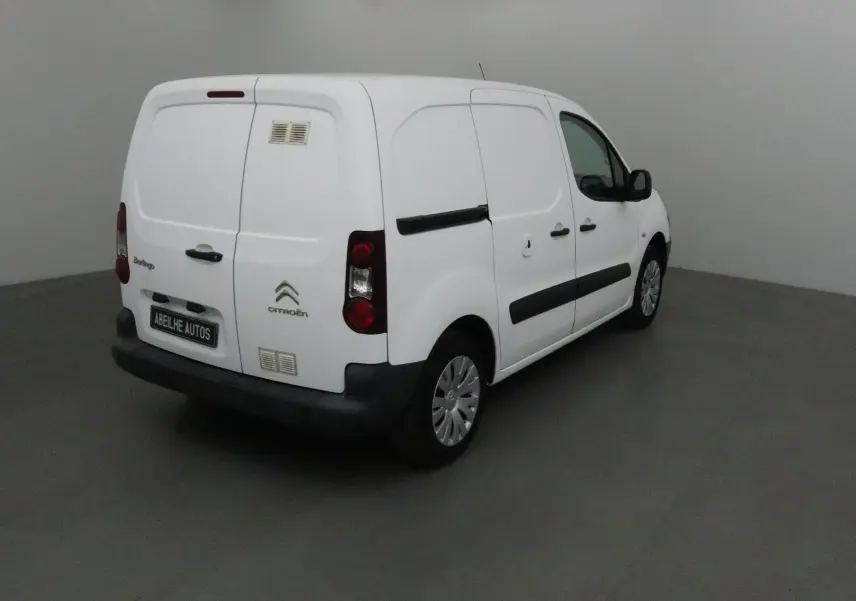 Vue 3/4 arrière droite d’un utilitaire Citroën Berlingo blanc, avec portes arrière battantes et poignées noires.