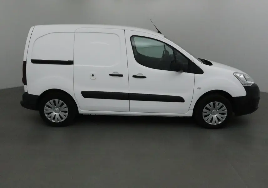 Profil côté gauche d'un utilitaire blanc Citroën Berlingo 2018 avec portes latérales coulissantes et protections noires.