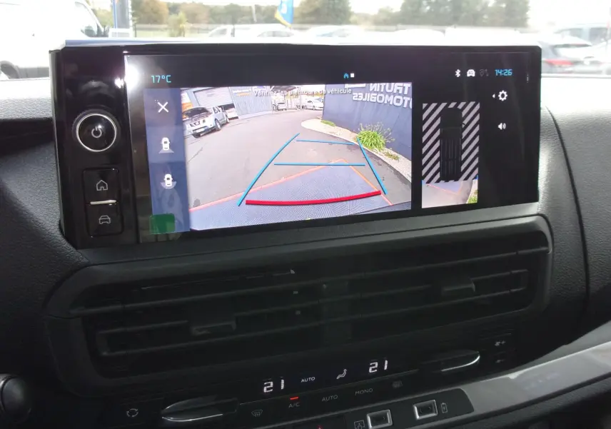 Écran tactile intérieur du Citroën Jumpy XL noir montrant la caméra de recul 180° et l'affichage numérique du système d'aide au stationnement.