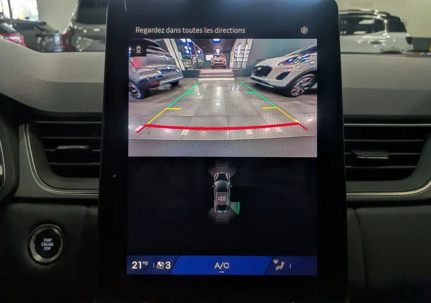 Écran central du Renault SYMBIOZ gris Cassiopé montrant la caméra de recul avec guidage de trajectoire coloré.