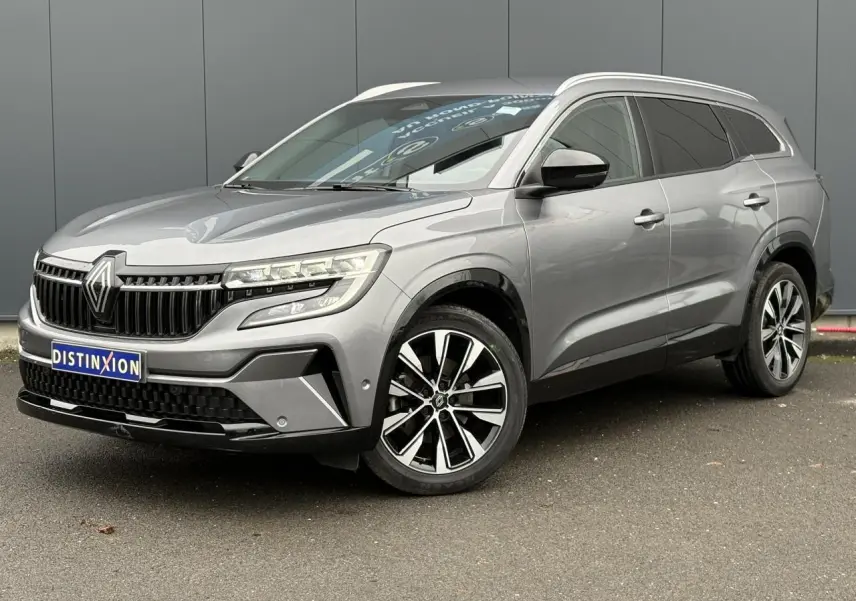 Renault Espace 2024 gris schiste en vue 3/4 avant droit, avec jantes alliage noires et calandre distinctive.