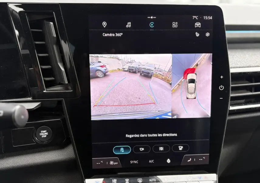 Écran central du Renault Espace 2024 affichant la caméra 360° en vue arrière et vue aérienne du véhicule.