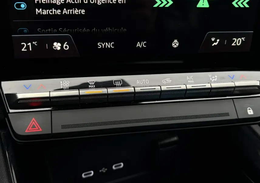 Gros plan sur la console centrale du Renault Espace 2024, boutons de climatisation et écran tactile affichant 21°C.