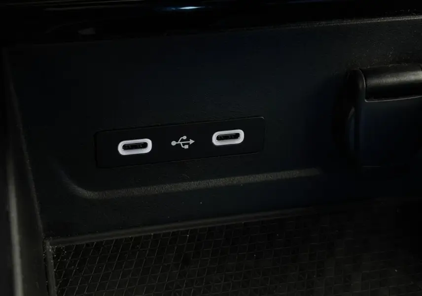 Gros plan sur les deux ports USB-C intégrés dans la console centrale noire du Renault Espace Gris Schiste.