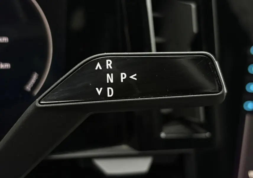 Le levier de vitesses automatique noir du Renault Espace E-Tech 2024 en gros plan intérieur.