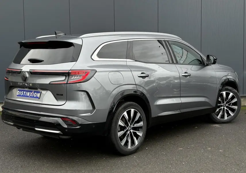 Vue 3/4 arrière droite d'un Renault Espace 2024 gris schiste avec jantes alliage noires et vitres surteintées.