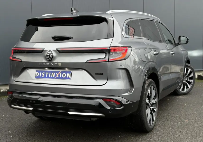 Vue 3/4 arrière droite du Renault Espace gris schiste 2024 avec feux LED et jantes alliage noires diamantées.