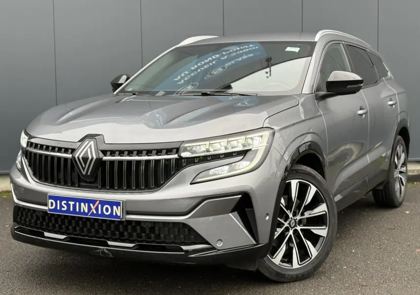 Renault Espace gris schiste en vue 3/4 avant droit, avec jantes alliage noires et calandre marquée.