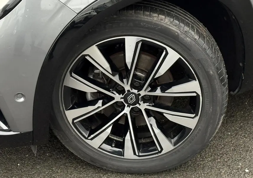 Gros plan sur la jante alliage 19 pouces Komah diamantée noire du Renault Espace Gris Schiste 2024 côté avant droit.