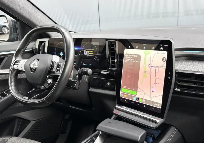 Vue intérieure côté conducteur du tableau de bord du Renault Espace 2024 avec écran tactile vertical et volant noir.