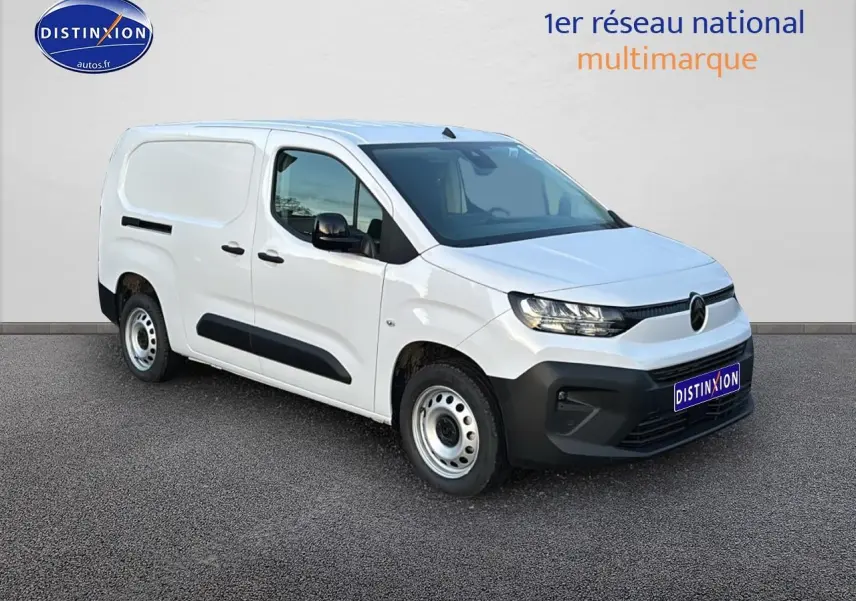 Vue 3/4 avant droit d'un Citroën Berlingo Fourgon blanc avec porte latérale coulissante et pare-chocs noir.