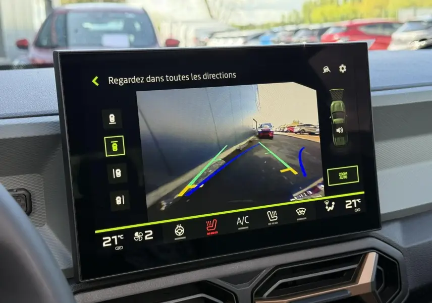 Écran tactile intérieur montrant la caméra multivues en marche, avec vue arrière et lignes de guidage colorées.