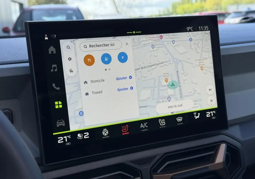 Écran tactile central du tableau de bord du Dacia Bigster 2026 affichant la navigation connectée.