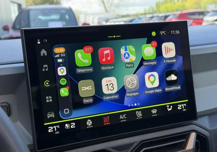 Écran tactile central du tableau de bord du Dacia Bigster affichant Apple CarPlay et commandes climatisation à 21°C.