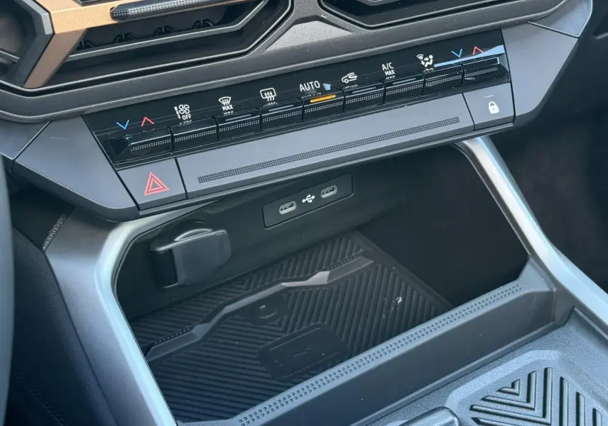 Gros plan sur la console centrale du Dacia Bigster 2026, avec commandes climatisation et ports USB visibles.