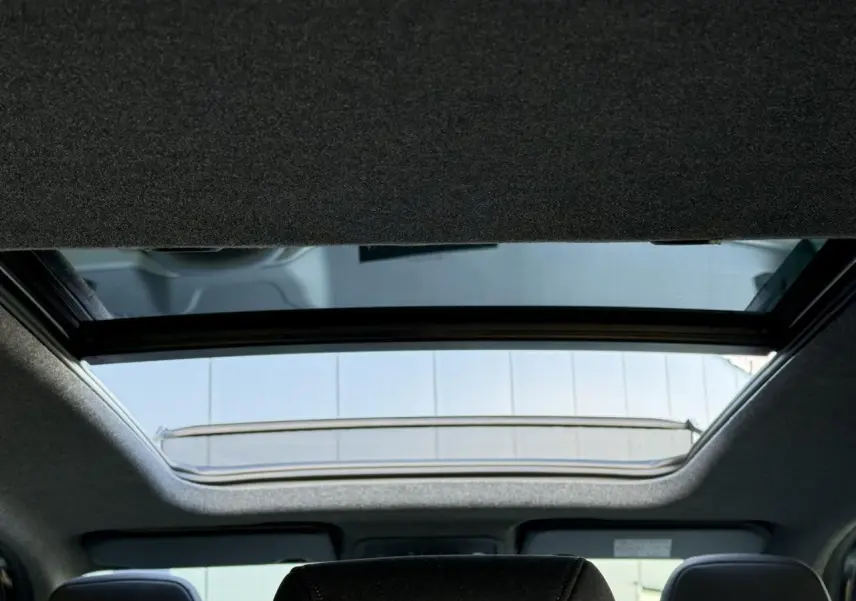 Vue intérieure du toit ouvrant panoramique du Dacia Bigster 2026, avec ciel visible à travers la vitre.