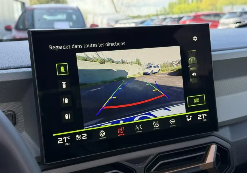 Écran tactile intérieur montrant la caméra multivues du Dacia Bigster 2026 avec vue arrière en stationnement.