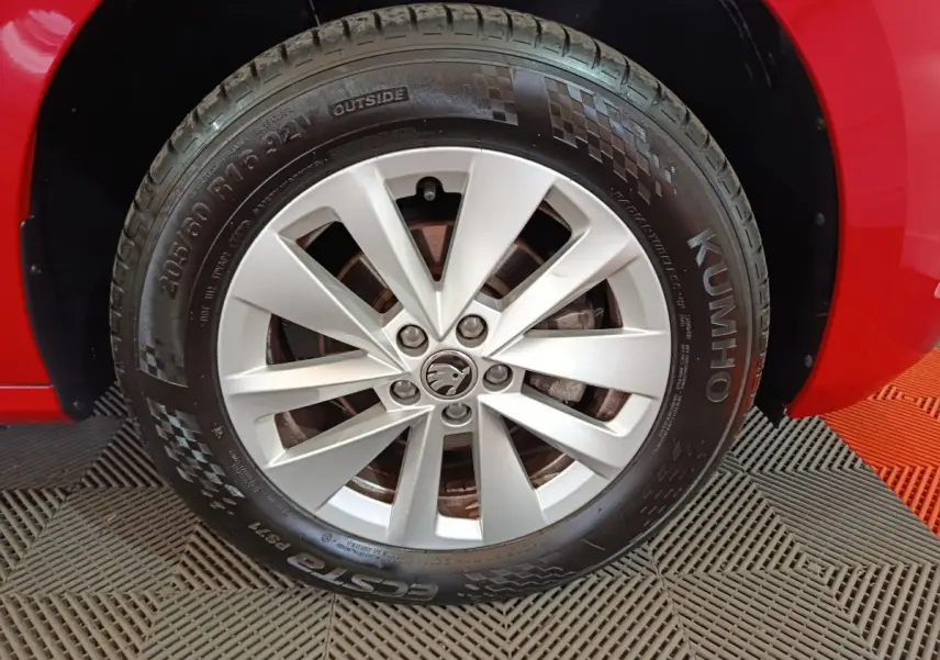 Gros plan sur la roue avant droite argentée du Skoda Kamiq rouge 2024, mettant en valeur la jante et le pneu Kumho.